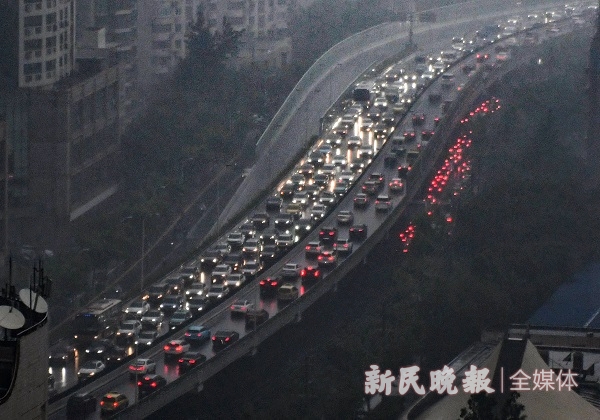 上海早高峰遭遇强降雨，城市运行面临严峻挑战