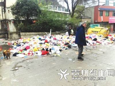 社区环境反思，女住户垃圾成堆揭示个人行为影响