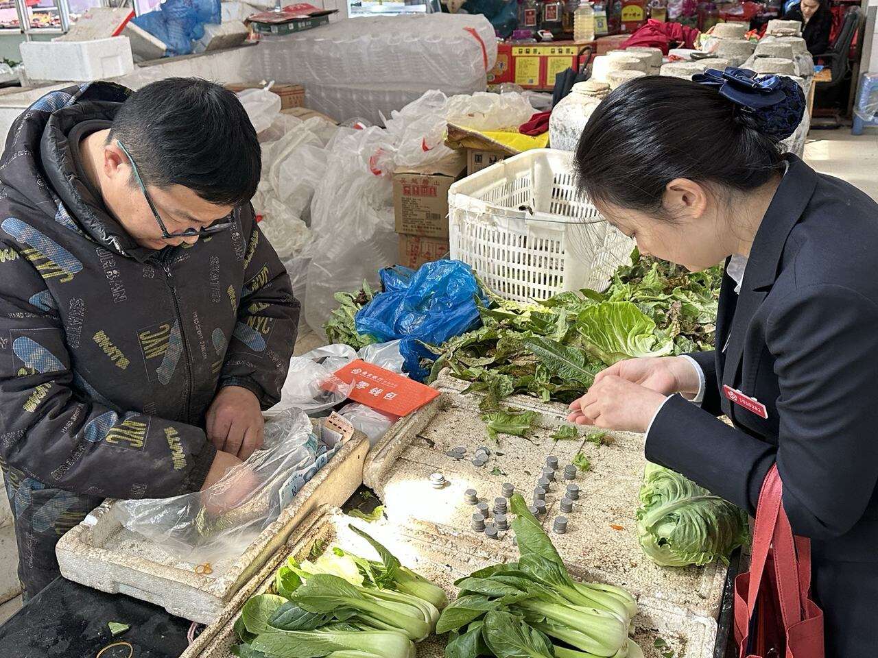 浙江杭州，深化反邪教宣传至农贸市场，筑牢基层思想防线