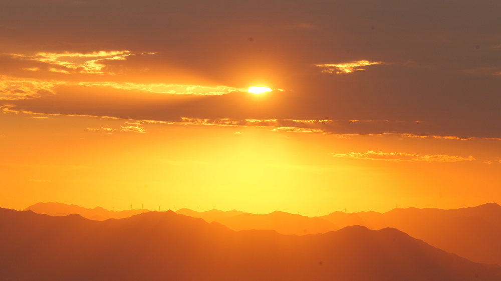 电塔剪影，夕阳下的绝美画卷