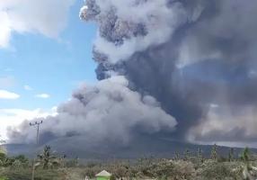 印尼火山喷发致旅游危机，多名中国游客滞留巴厘岛