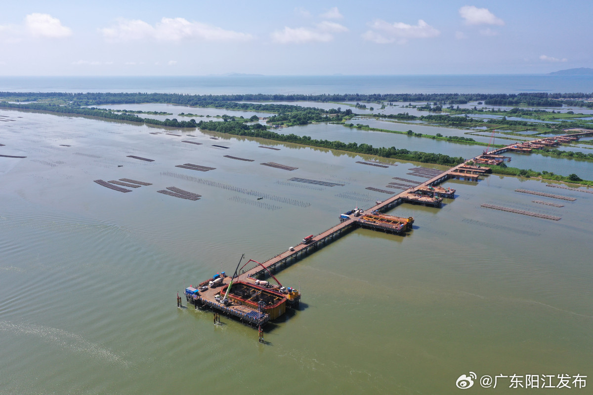 广东滨海旅游公路北津港特大桥圆满完成第200片箱梁架设，桥梁建设里程碑达成