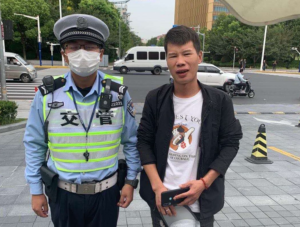 辅警十余通电话力劝归还，失主手机成功寻回之路