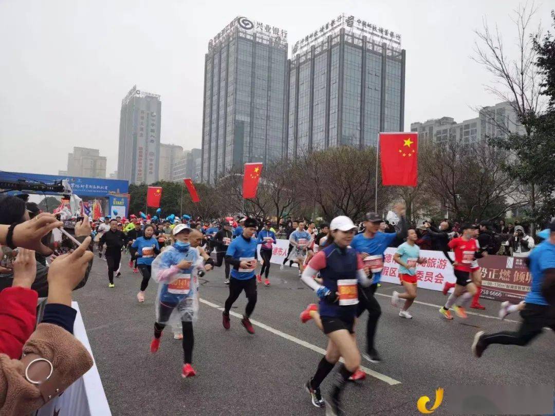 常德柳叶湖马拉松盛大开幕，激情开跑，迎接千名跑者挑战