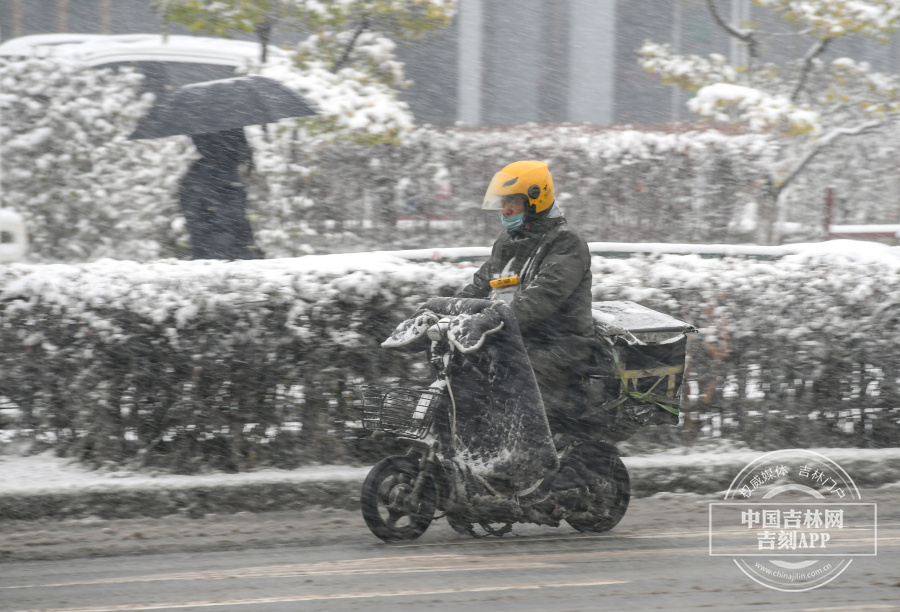 风雪出行人的视觉写照