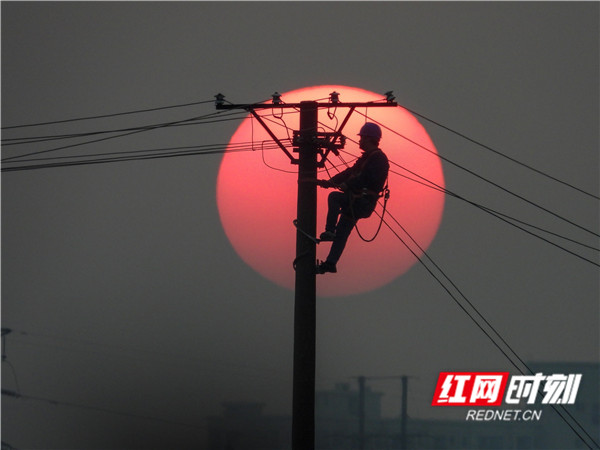 电塔剪影，夕阳下的绝美画卷