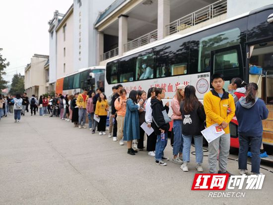 吉首大学张家界校区大学生，青春热血献爱心，勇敢担当展现风采