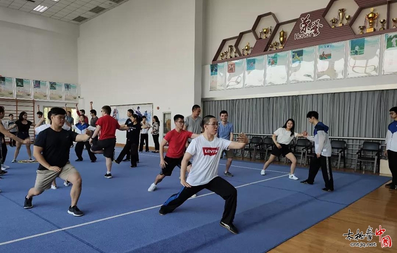 南京市第二十七高级中学，千人共展太极拳风采