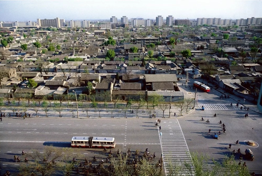 太原姑娘重游故地，城市变迁中的温暖记忆今昔对比