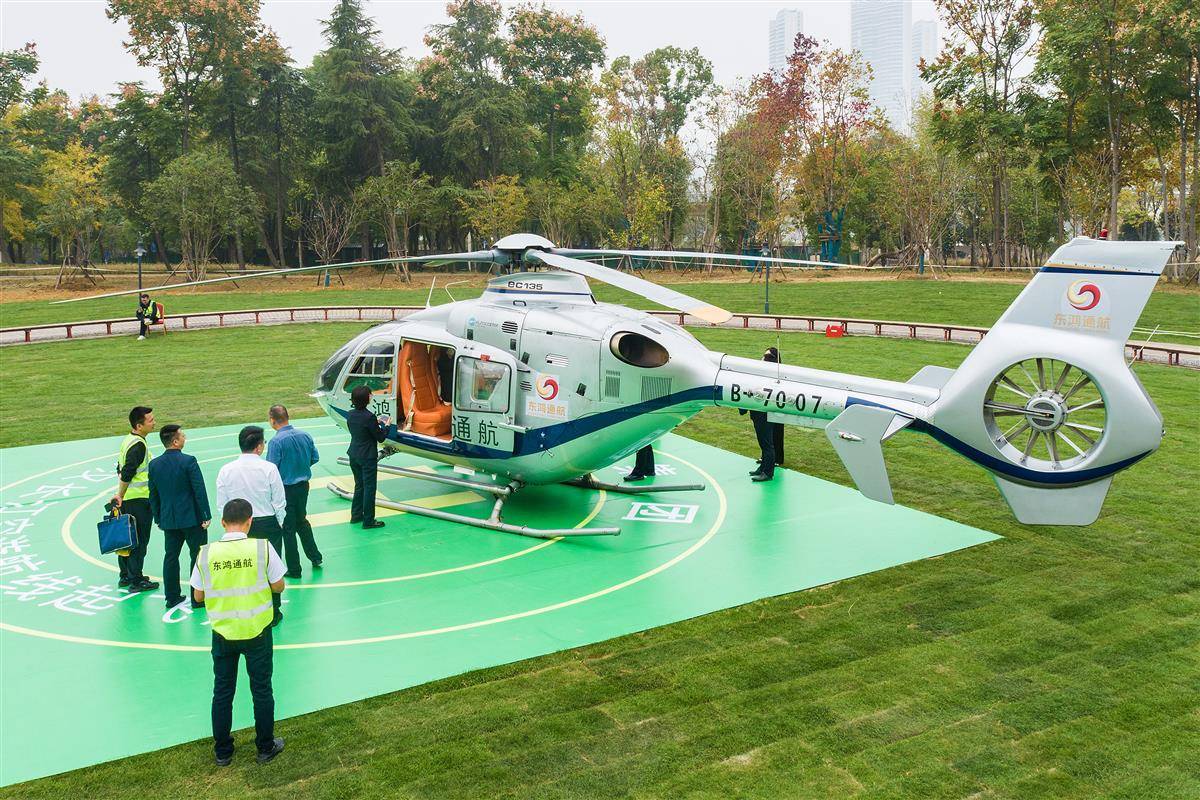 武汉首条低空观光航线试飞成功，点亮城市新名片，低空经济展翅高飞