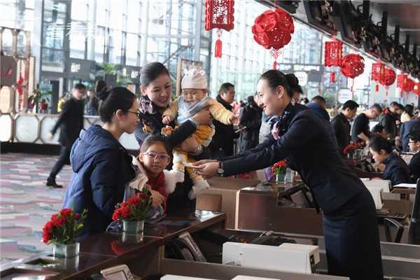 东航五代空乘制服绚丽亮相珠海航展，见证半个多世纪的客舱芳华