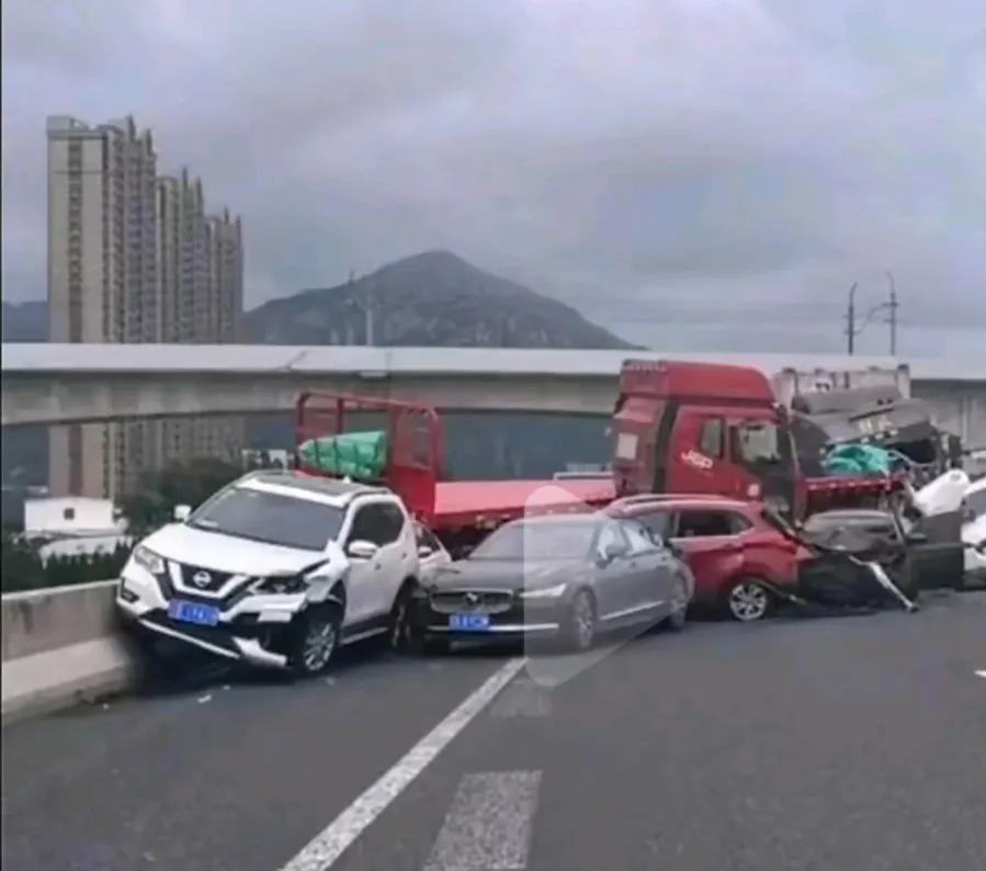 昨晚车祸事件报道概述