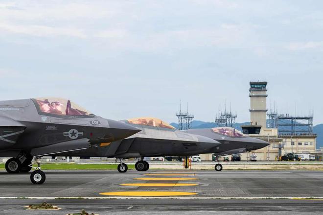 揭秘F-35战斗机震撼降落过程，独家解析视频亮相！