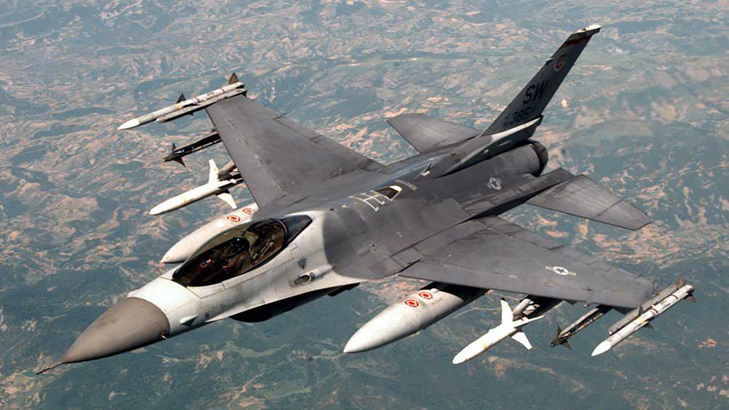 厦门机场迎来历史性时刻，F-16战斗机震撼降落